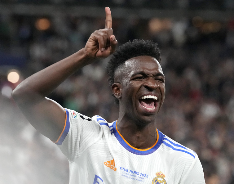 西班牙国家德比皇马奏凯：维尼修斯赛后谈胜负感悟与球迷致意