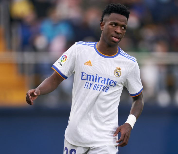 西甲国家德比风波：莫伦特斯严批维尼修斯换下时失当之举