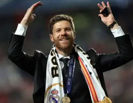 西甲国家德比皇马胜巴萨，赛后冲突引主帅理性解读