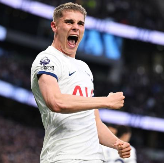 <a href='https://www.www.o69iay0p.laijianshen.com/news/tag/267.html' style='color: blue;'>英超</a>赛场：热刺大胜埃弗顿，范德芬荣膺队内最佳