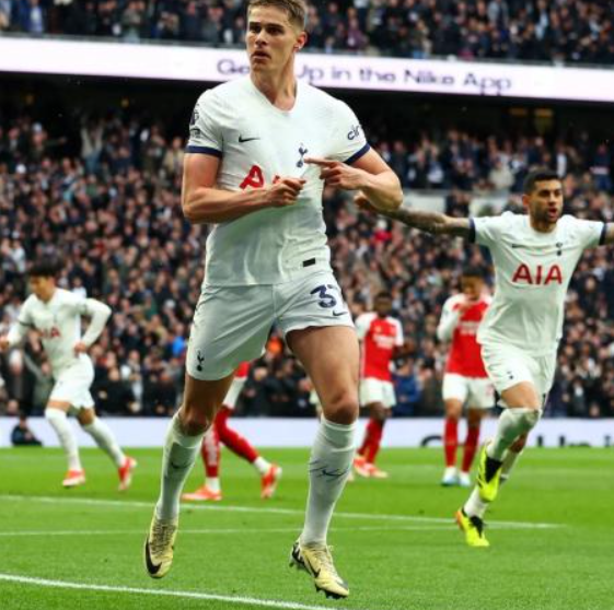 英超赛场：热刺大胜埃弗顿，范德芬荣膺队内最佳