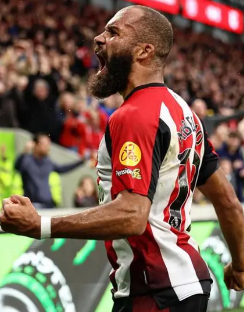 足球名宿论曼联与姆伯莫:压力适应与竞技潜力之析