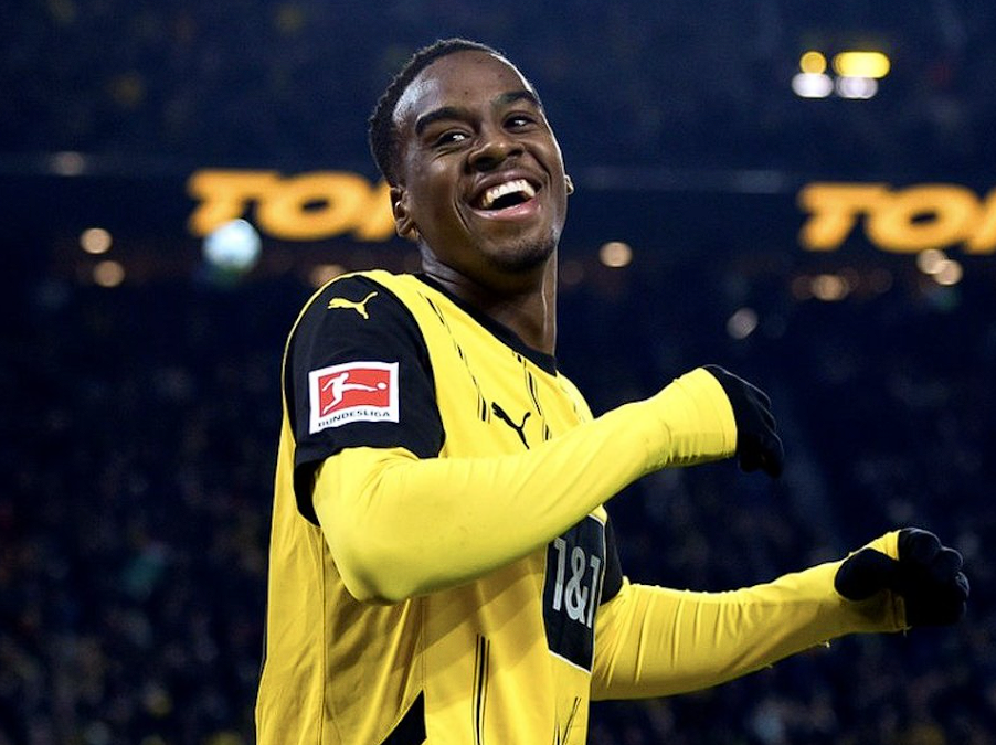 联赛杯激战：吉滕斯闪耀，切尔西险胜狼队