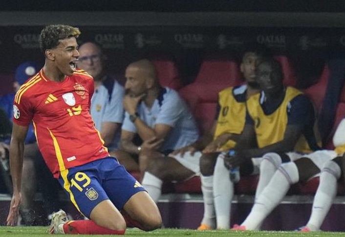 亚马尔国家德比后晒休闲照，巴萨即将迎战埃尔切