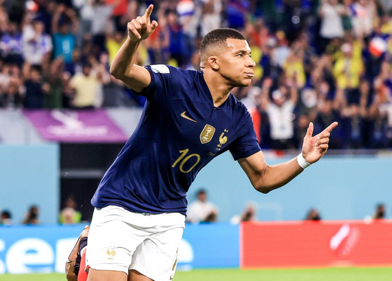 在11月12日这一时间节点，国际足坛迎来了国际比赛日。在此期间，法甲联赛的各支球队均有球员受到各自国家队的征召，这一现象在法甲联赛中引发了广泛关注，其中<a href='https://laijianshen.com/news/tag/1124.html' style='color: blue;'>巴黎圣日耳曼</a>俱乐部受到的影响最为显著。 巴黎圣日耳曼，作为<a href='https://www.www.o69iay0p.laijianshen.com/news/tag/1033069.html' style='color: blue;'>法国</a><a href='https://laijianshen.com/news/tag/328.html' style='color: blue;'>足球</a>的标志性俱乐部，一直以来都拥有众多实力出众的球员。这些球员凭借在法甲赛场上的出色发挥，成功吸引了各自国家队的目光。在此次国际比赛日，巴黎圣日耳曼成为了受征召球员数量最多的俱乐部，共有18名球员被各级国家队征召。这一庞大的数字不仅体现了巴黎圣日耳曼球员的广泛影响力，也反映出该俱乐部在培养和输送国际球员方面的重要地位。这些被征召的球员涵盖了多个位置，从前锋到后卫，从门将到中场，几乎每个位置都有球员入选国家队。他们将代表各自的祖国，在不同的国际赛场上展现自己的实力，为国家的荣誉而战。 紧随巴黎圣日耳曼之后的是<a href='https://www.www.o69iay0p.laijianshen.com,www.www.o69iay0p.laijianshen.com/news/tag/590.html' style='color: blue;'>雷恩</a>俱乐部。雷恩在法甲联赛中同样是一支具有竞争力的球队，其球员的实力也不容小觑。在此次国际比赛日，雷恩共有12名球员被各级国家队征召，位居法甲俱乐部被征召球员数量的次席。雷恩的这些被征召球员同样在各自的岗位上发挥着重要作用，他们的入选不仅是对个人能力的认可，也是对雷恩俱乐部整体实力的一种肯定。 除了巴黎圣日耳曼和雷恩之外，法甲联赛中的其他俱乐部也有球员被国家队征召，但数量相对较少。这些球员的入选，进一步丰富了国家队的人员选择，也为法甲联赛在国际足坛赢得了更多的关注。 国际比赛日对于法甲俱乐部来说，既是一种荣誉，也是一种挑战。球员被国家队征召，意味着俱乐部需要在一段时间内失去这些核心球员，这可能会对俱乐部的比赛成绩产生一定的影响。但从长远来看，球员在国际赛场上的锻炼和成长，也将为俱乐部带来更多的回报。