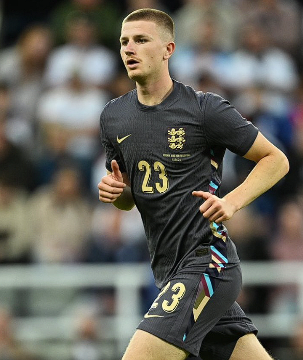 曼联中场困局:约克剖析亚当·沃顿与探寻解决之道